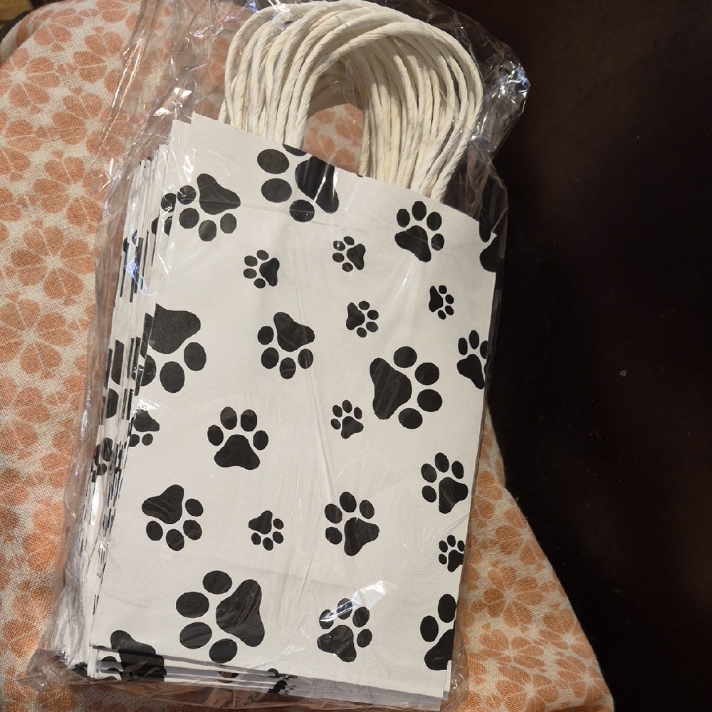 NWT 🐱🐶 PAW PRINT GIFT SACS 🐶🐱 Paper Gift Bags with handles -- Set Of 25!